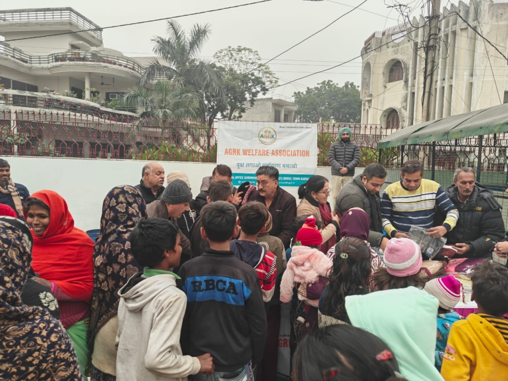 चलो चेहरों पे मुस्कान लाते है (वस्त्र वितरण कार्यक्रम सतिया वाला मंदिर करनाल )